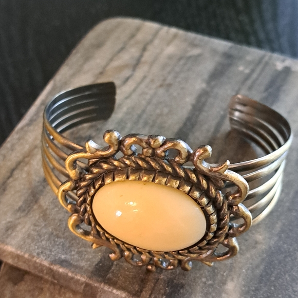 Elegant Gold and Cream Women's Bracelet - Picture 2 of 2